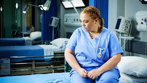 Casualty - S36E20: Ena