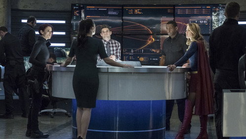 Supergirl - S3E17: Trinity