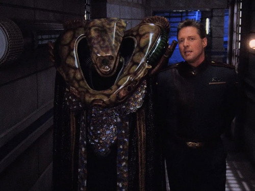 Babylon 5 - S2E13: Hunter, Prey