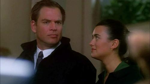 NCIS - S6E14: Love and War