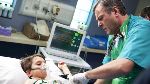 Casualty - S26E25: Ricochet: How to Save a Life (1)