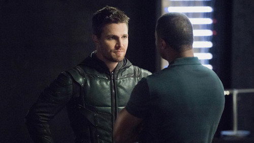Arrow - S5E5: Human Target
