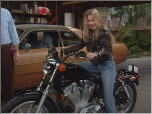 Married... with Children - S7E15: Heels on Wheels