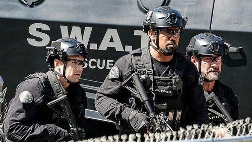 S.W.A.T. - S4E15: Local Heroes