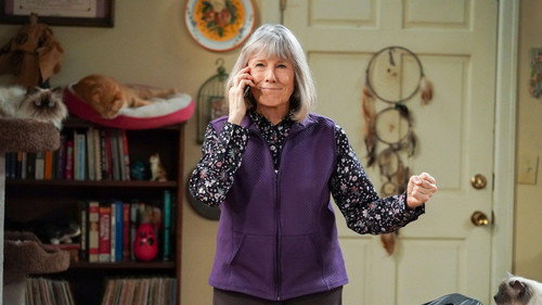 Mom - S7E18: A Judgy Face and Your Grandma's Drawers